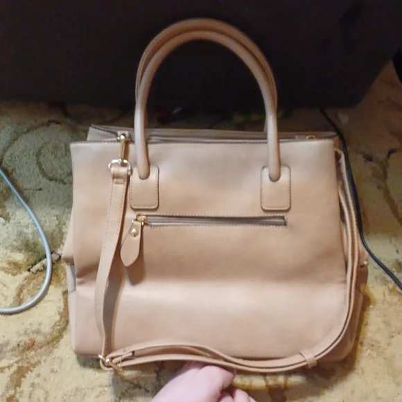 Can't find a name very nice pocket book looks alot like Kate Spades super clean - Picture 2 of 3